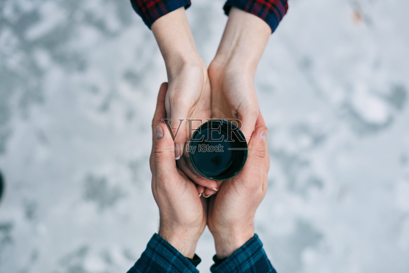 俯视图一杯热茶在爱人的手中照片摄影图片