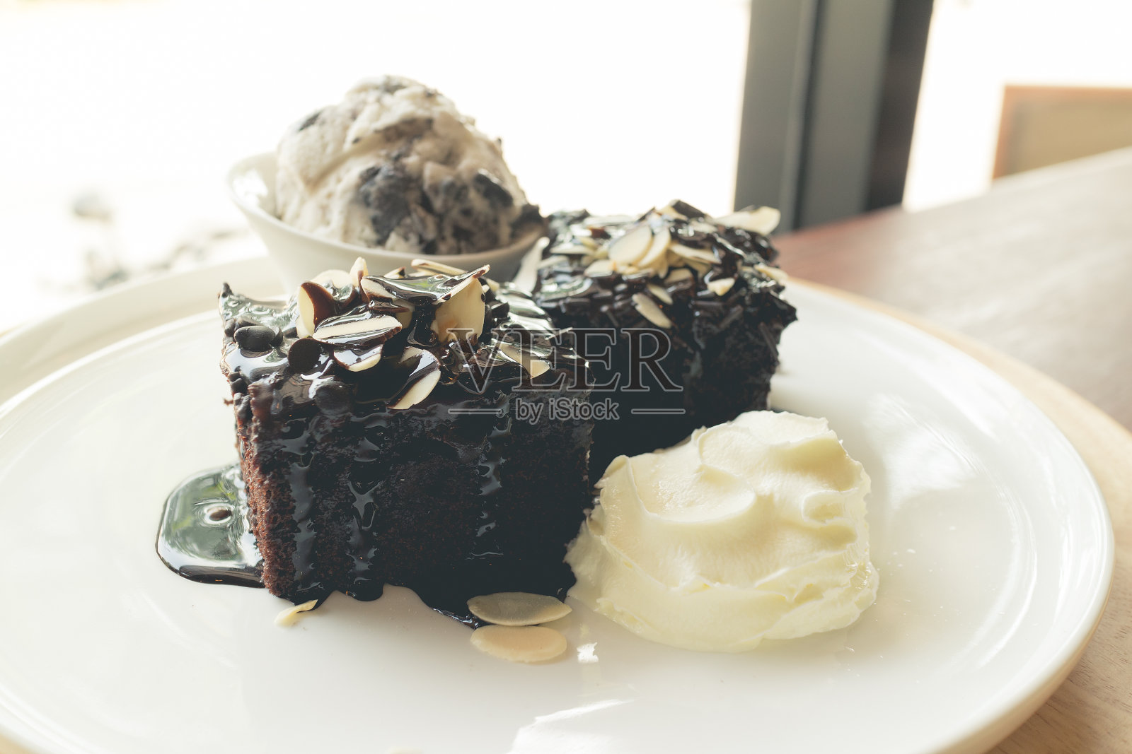 巧克力蛋糕，香草冰淇淋和杏仁片照片摄影图片