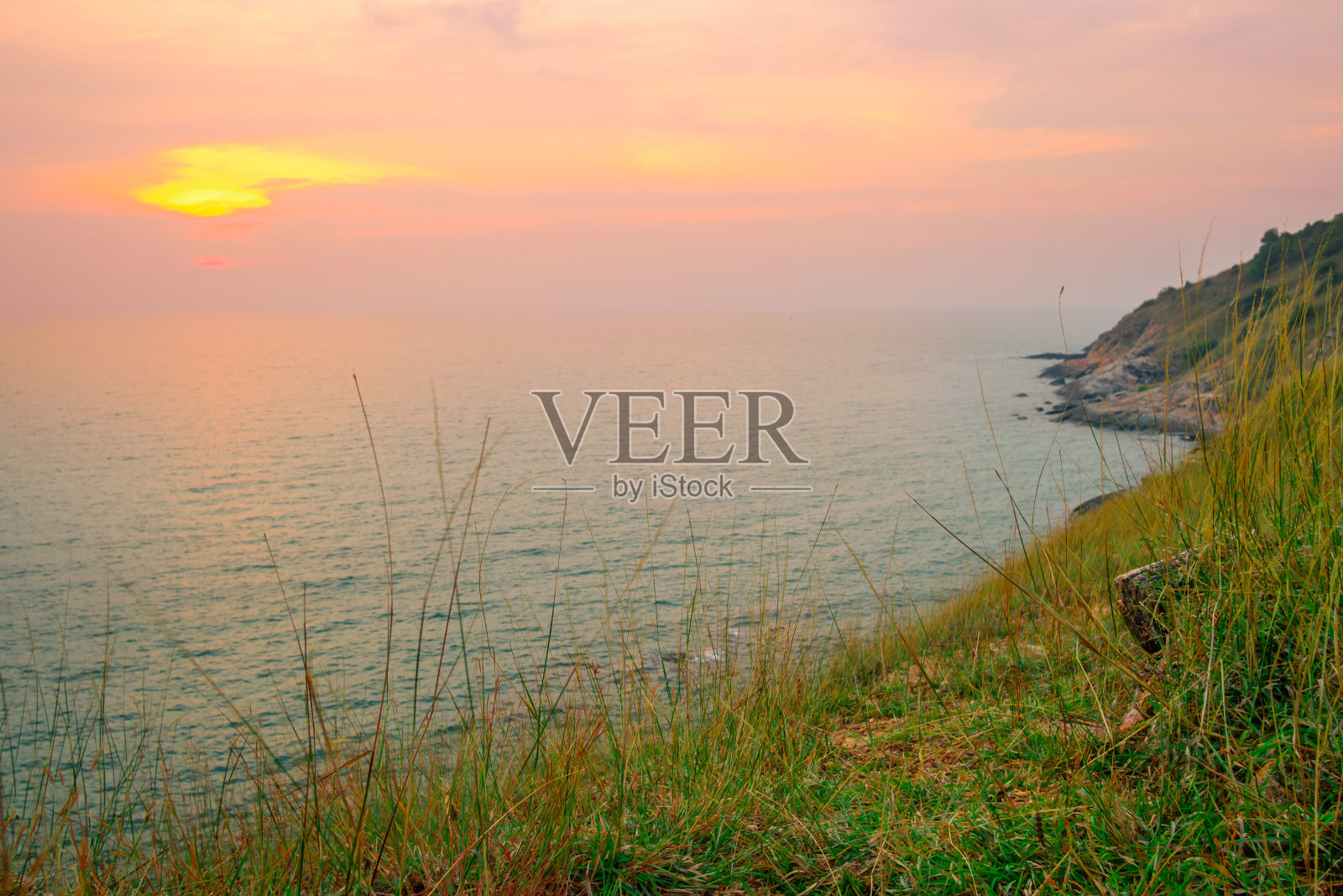 大海中的石头照片摄影图片