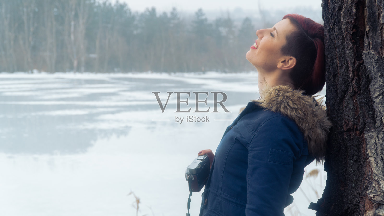 带着相机的年轻女子在大自然中照片摄影图片