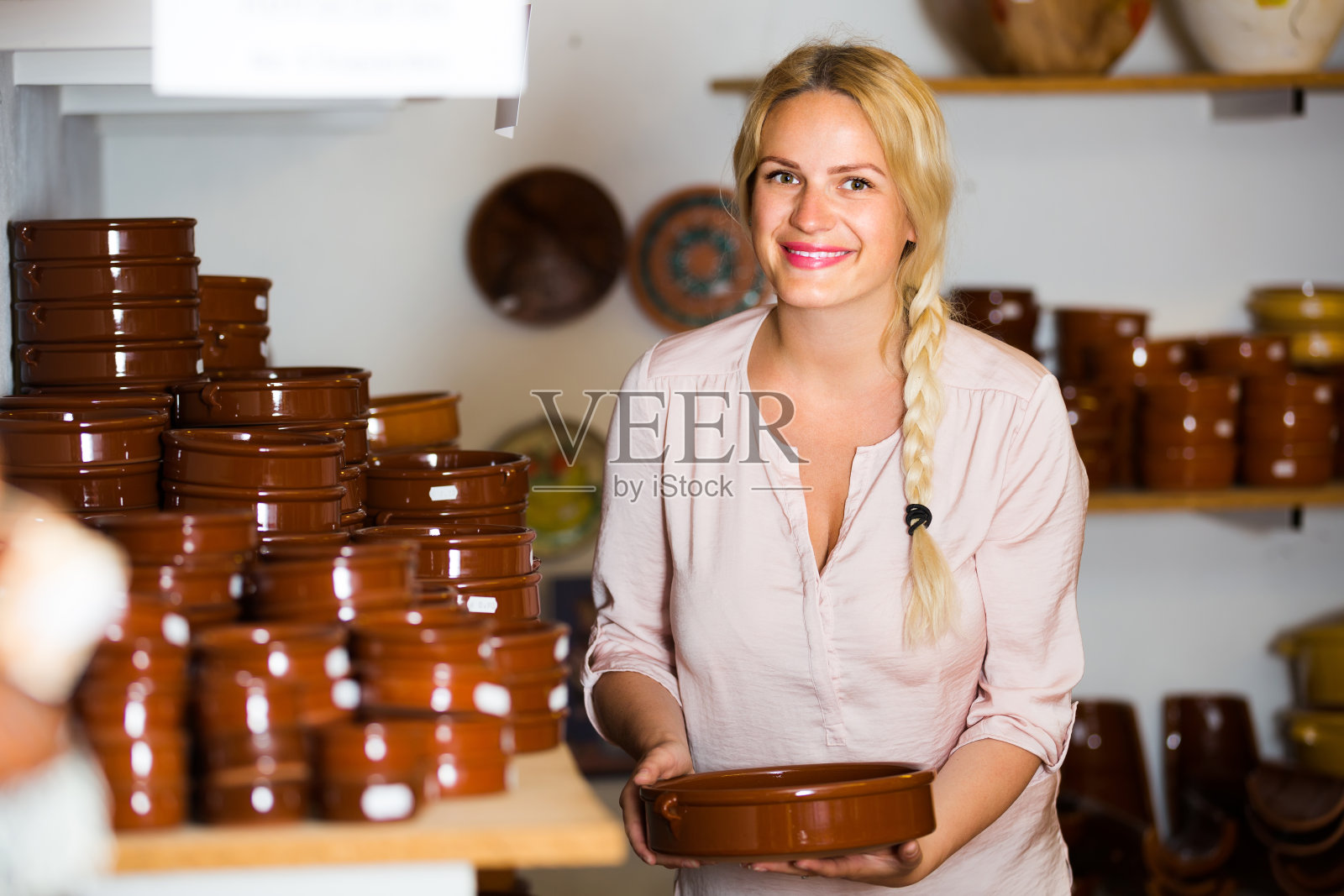 陶瓷车间女客户照片摄影图片