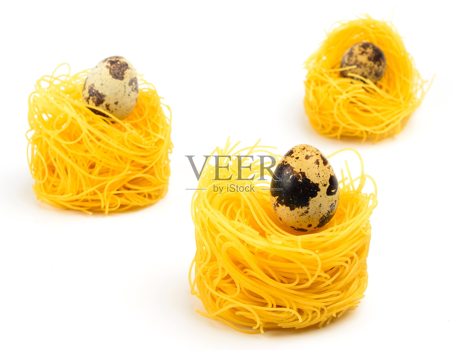 三个意大利蛋面窝在白色的背景上。照片摄影图片