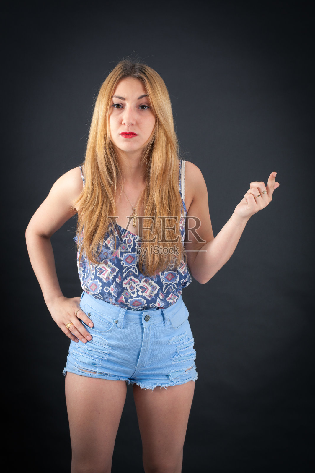 美丽的女孩在不同的衣服做不同的表情照片摄影图片