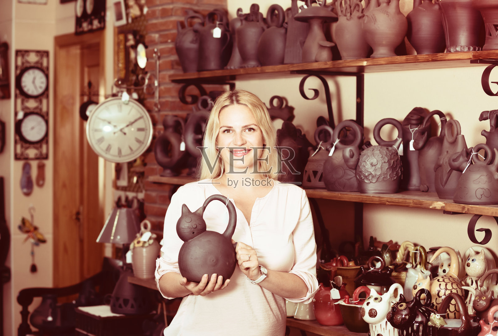女人选择陶瓷器皿的肖像照片摄影图片