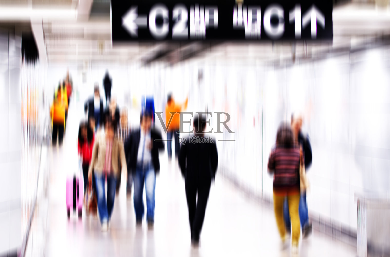 地铁站台码头，商务人士活动。照片摄影图片