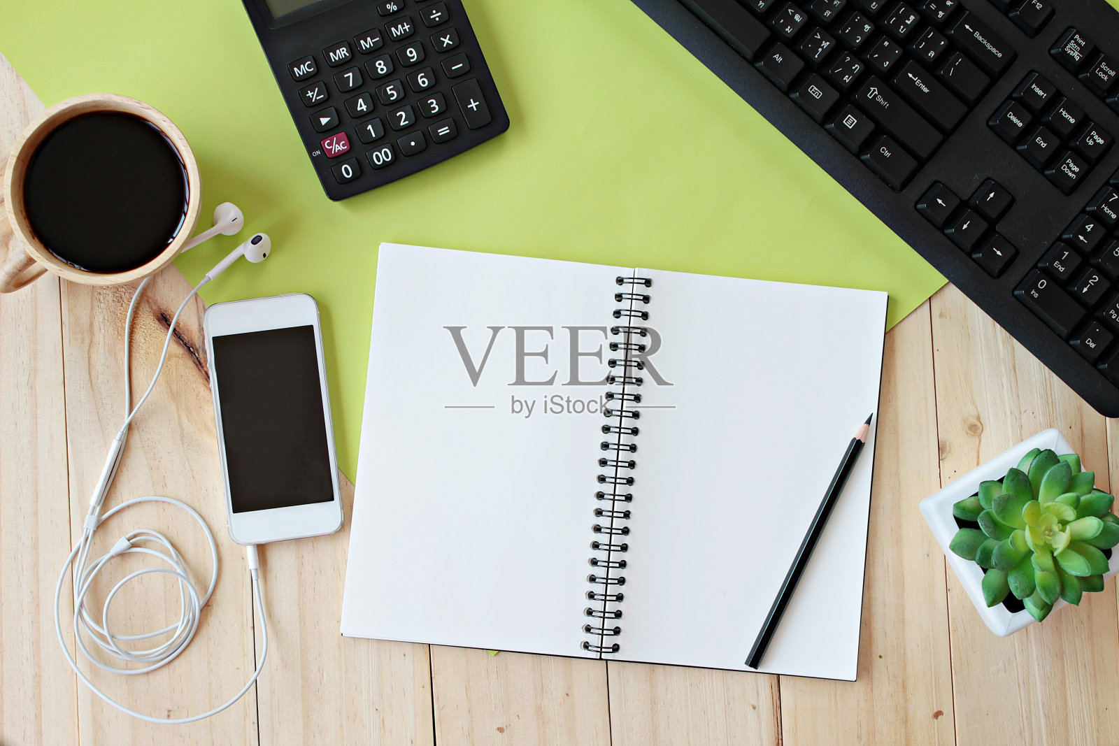 模拟的办公桌工作空间的空白笔记本，智能手机，计算器，电脑键盘和咖啡照片摄影图片