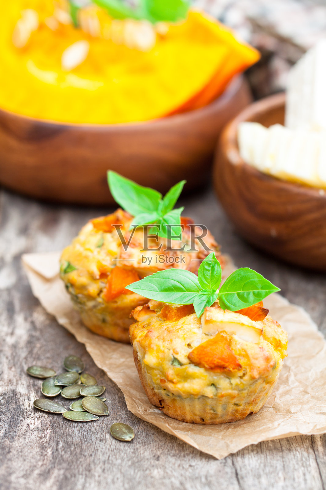 带奶酪和种子的南瓜松饼照片摄影图片