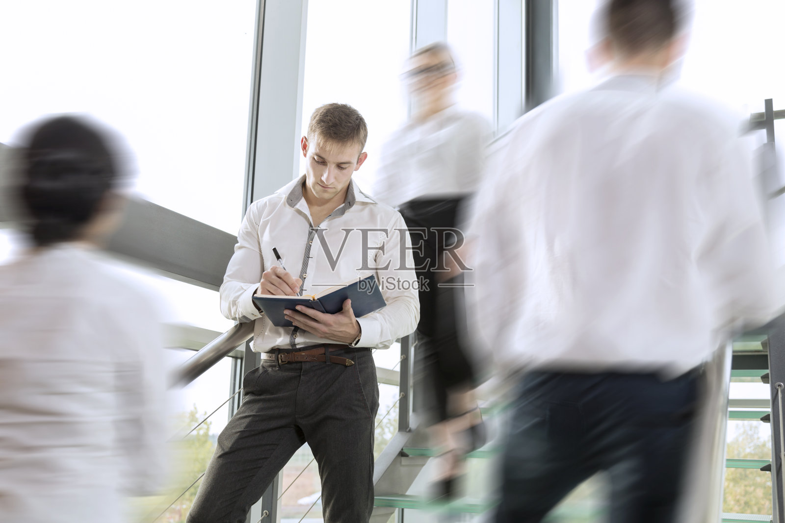 繁忙的办公楼走廊照片摄影图片