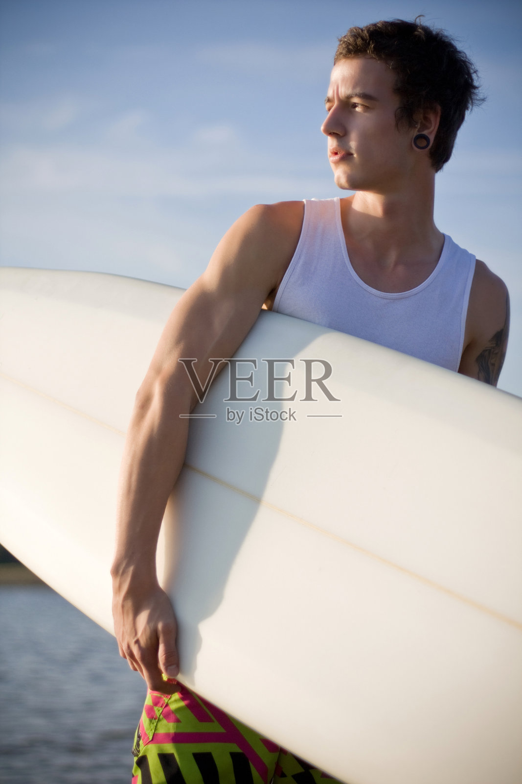 海滩上的冲浪者照片摄影图片