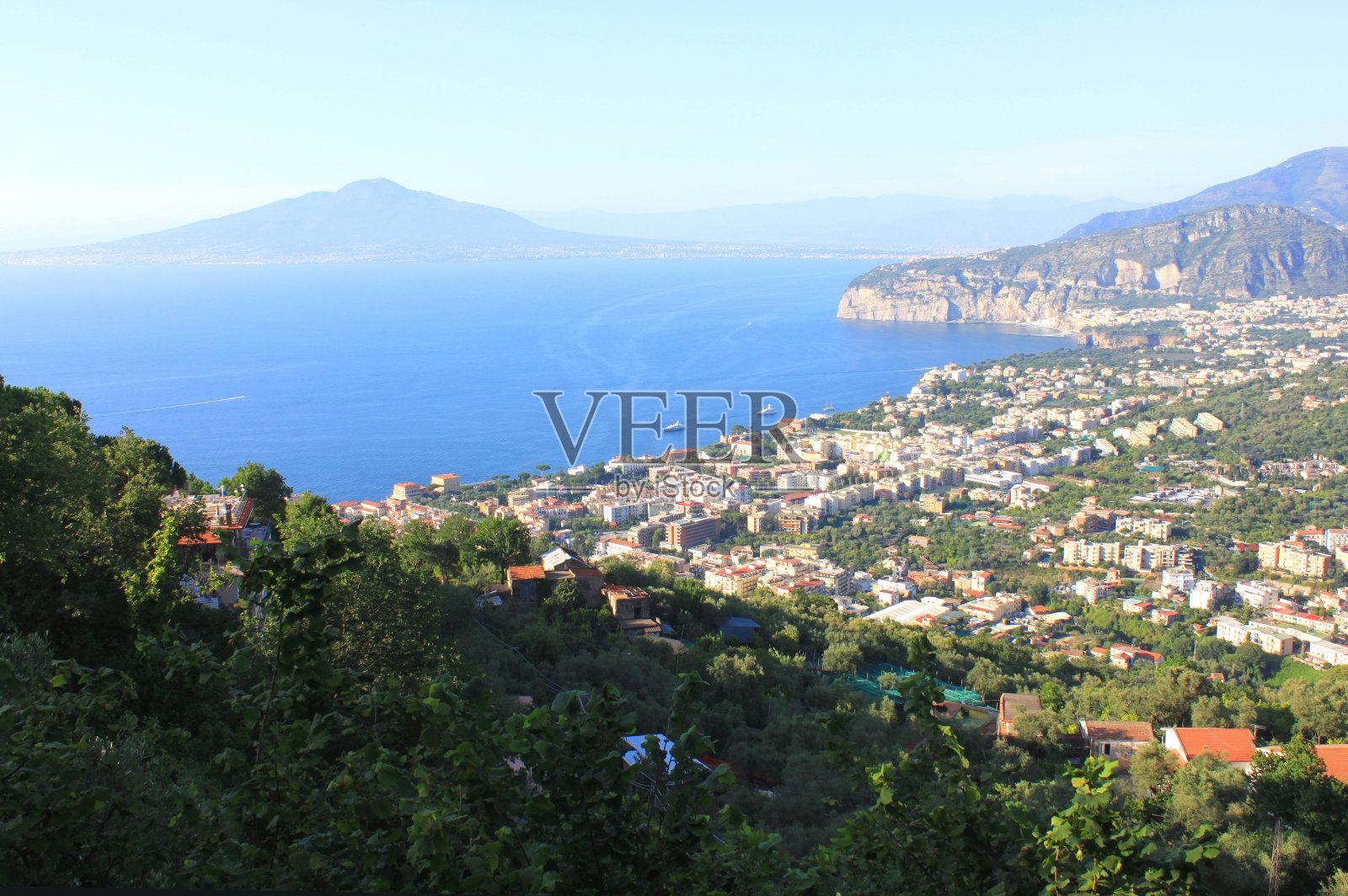 美丽的景色与维苏威和第勒尼安海。照片摄影图片