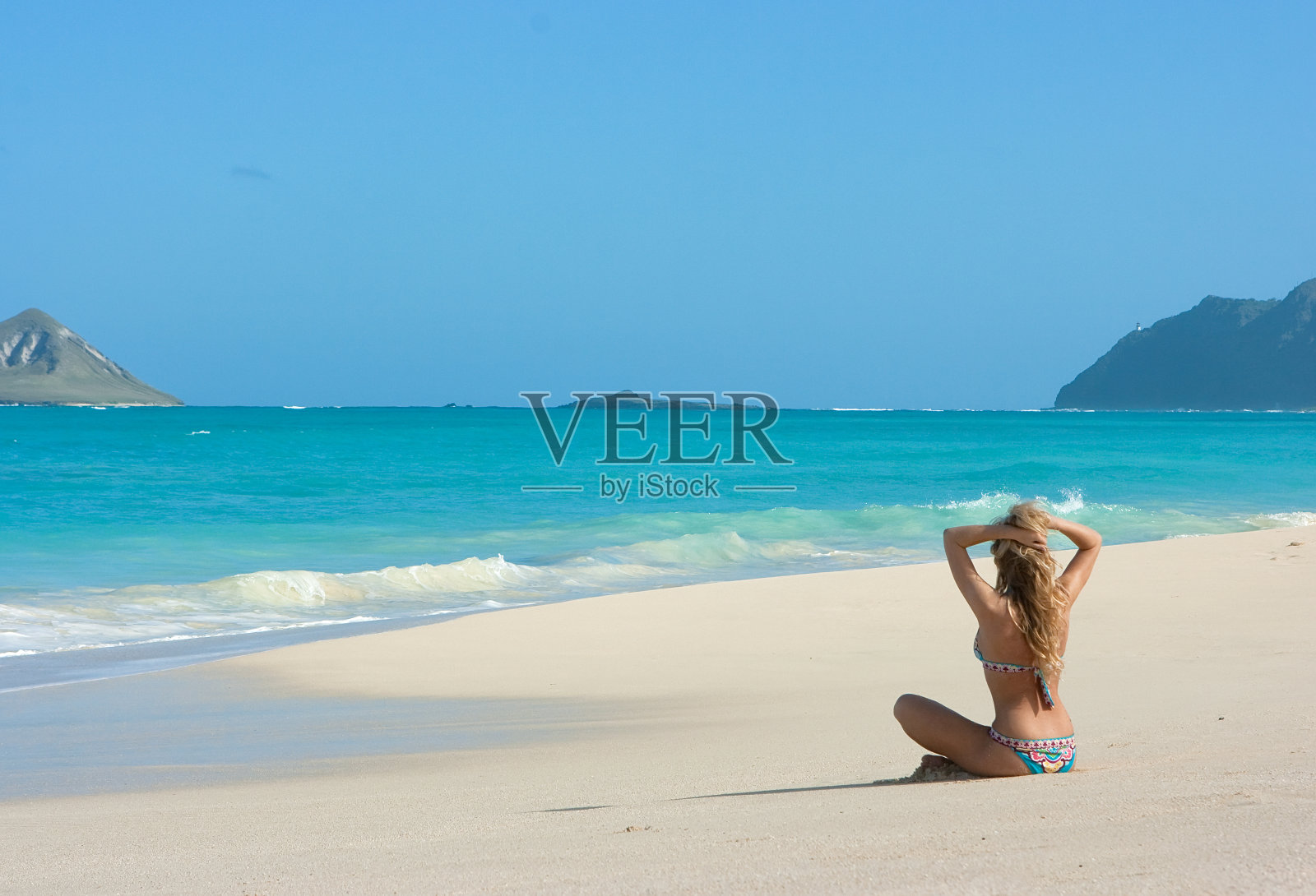 女孩在海滩上照片摄影图片