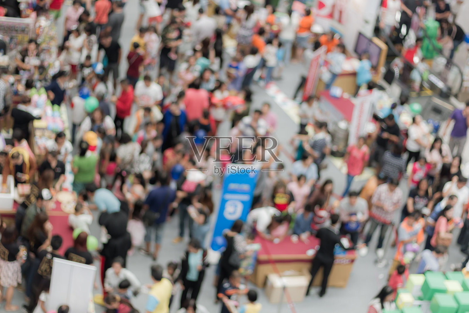 抽象模糊了商场里许多城市人的背景照片摄影图片