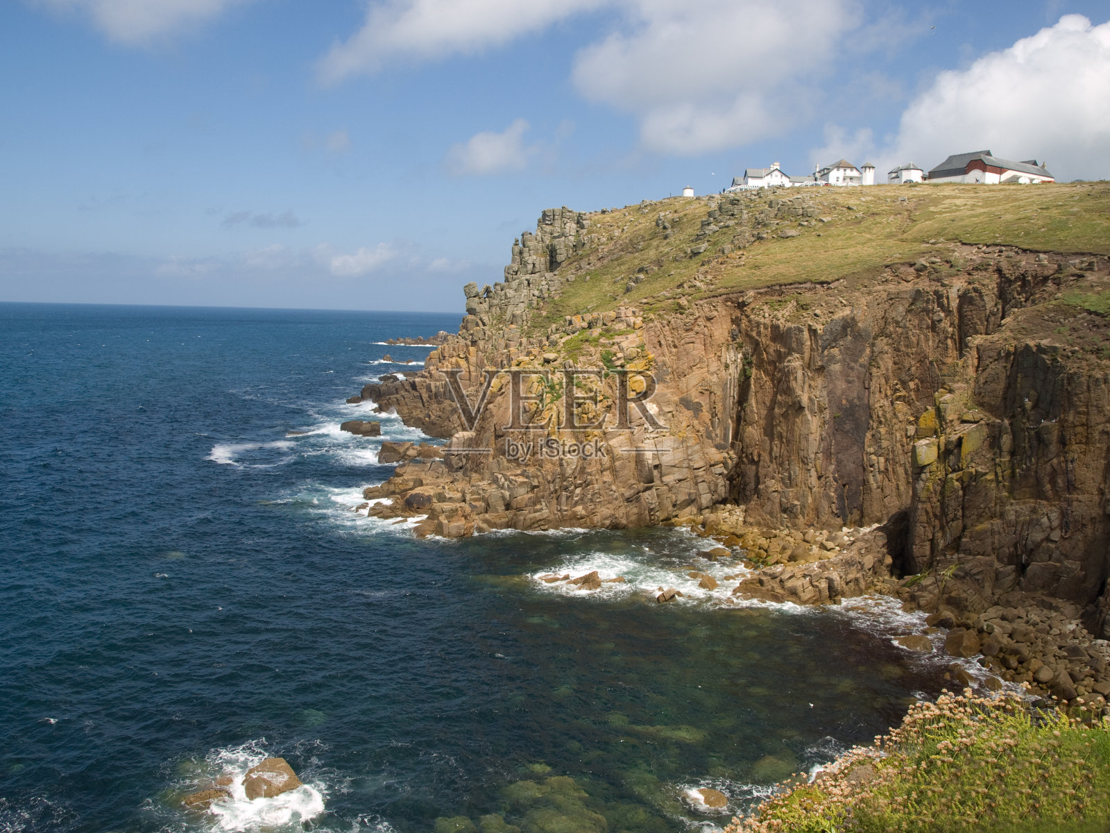 落基的英国海岸线，远眺大海照片摄影图片