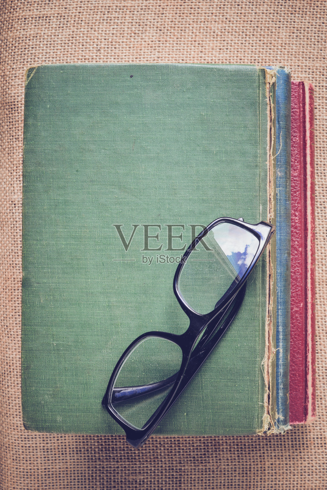 书籍和阅读眼镜上的复古粗麻布背景照片摄影图片