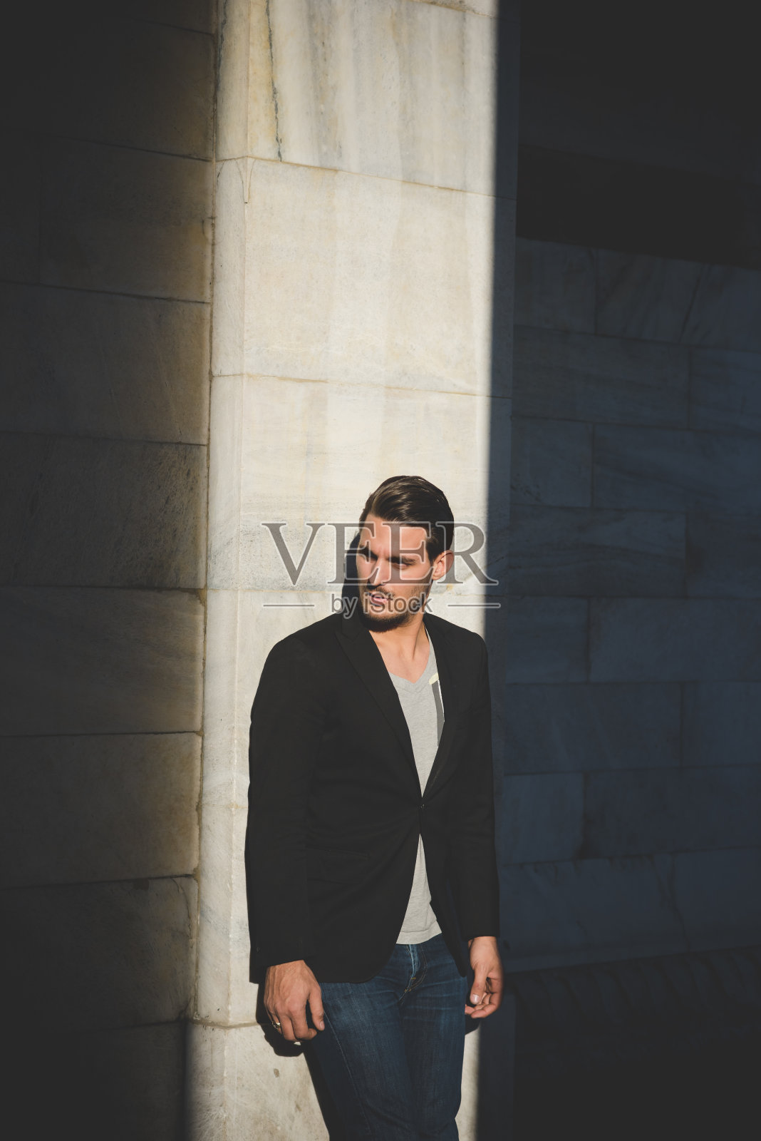 膝盖的意大利男孩摆姿势照片摄影图片