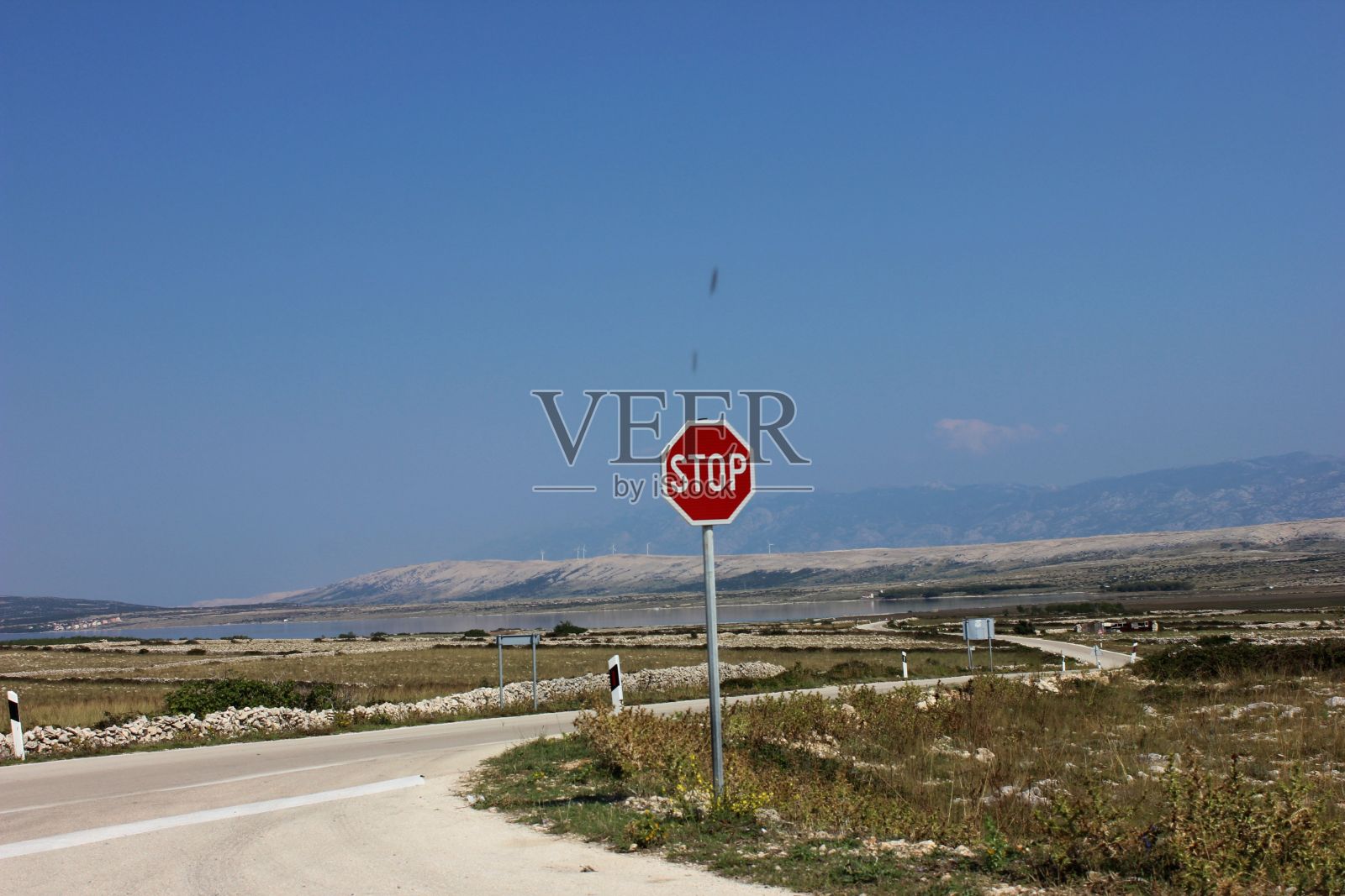 十字路口的红色标志要停车。照片摄影图片