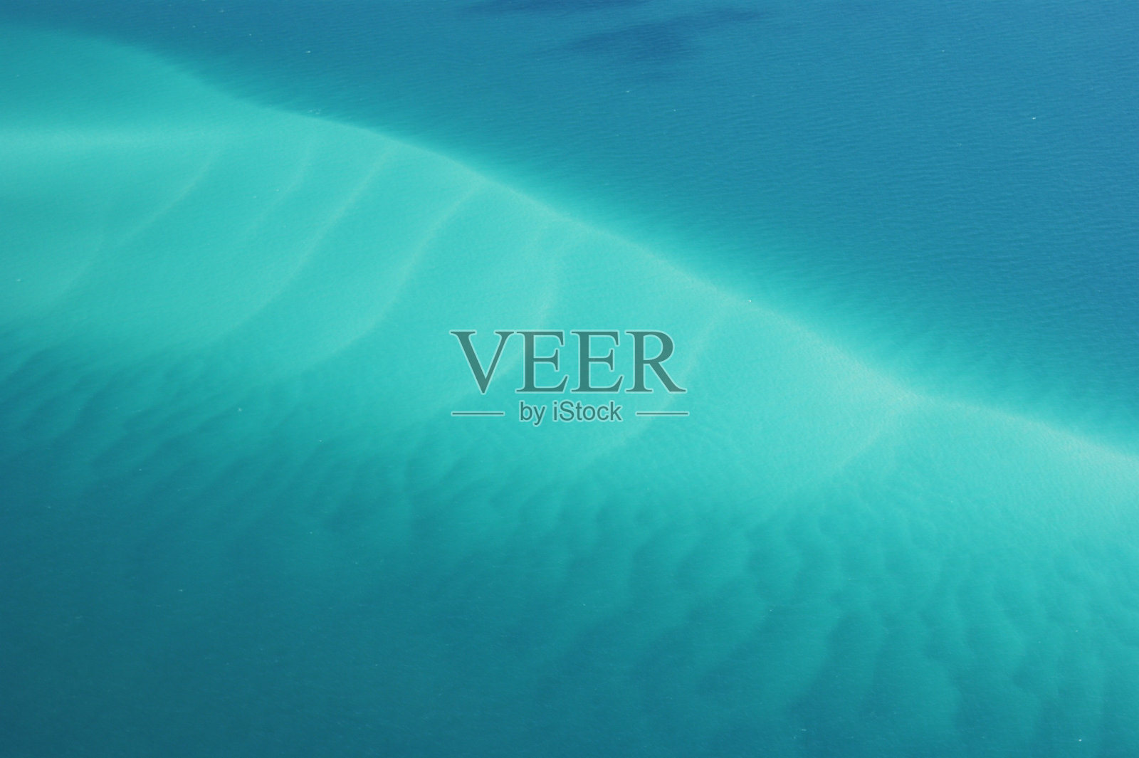 蓝绿色的大海和白色的沙滩照片摄影图片