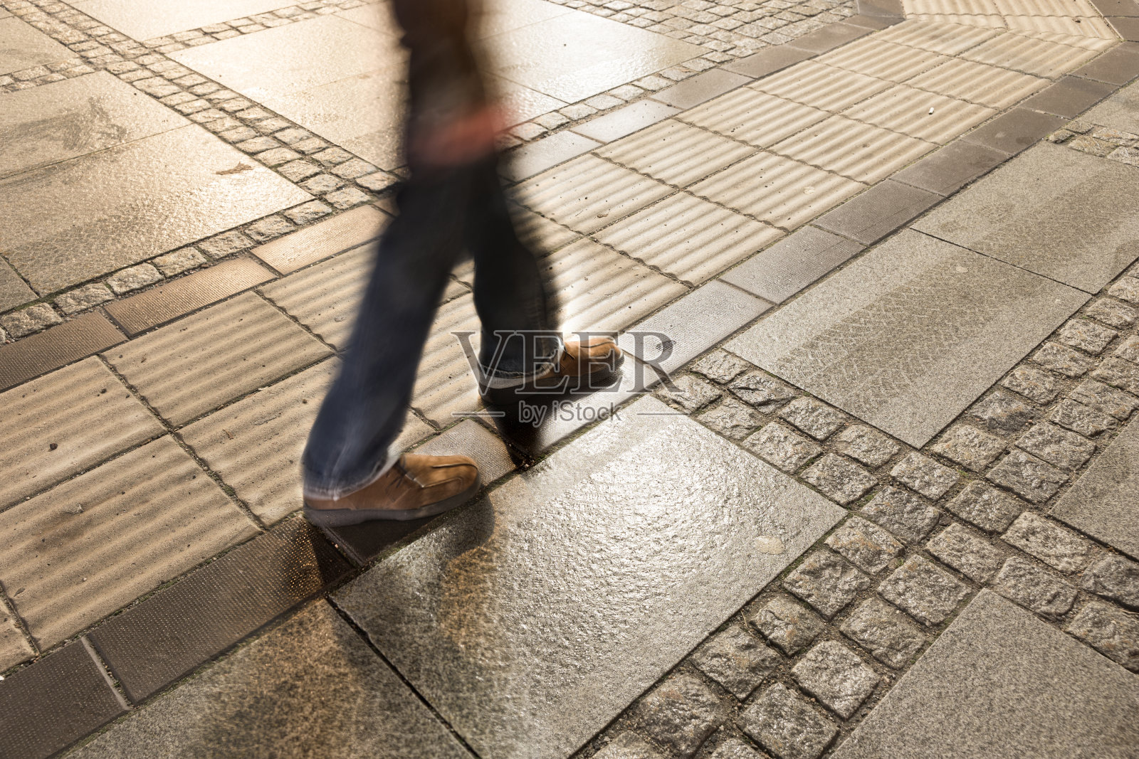 走路的人的腿照片摄影图片