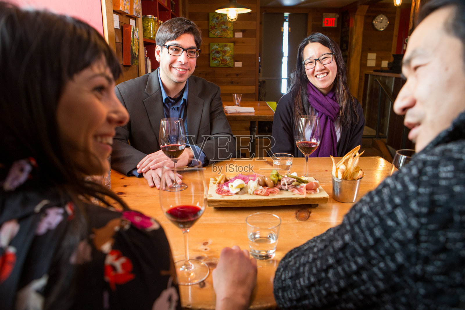 一群民族友人在饭店用餐照片摄影图片