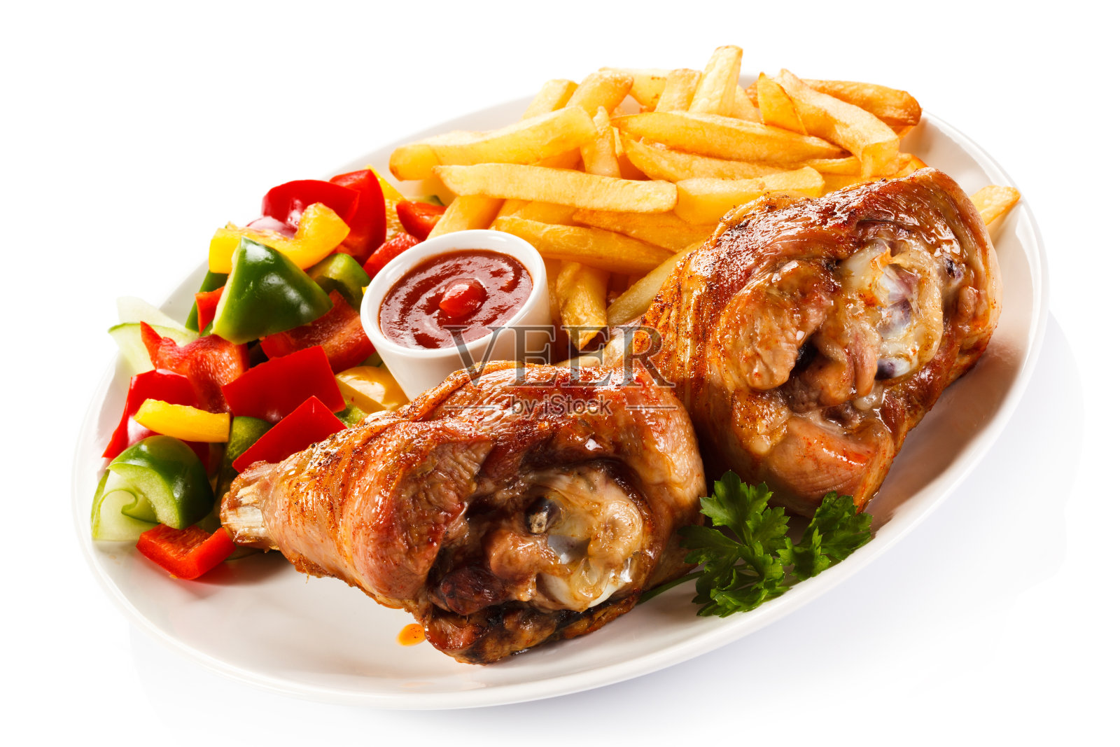 烤火鸡腿，薯条和蔬菜照片摄影图片