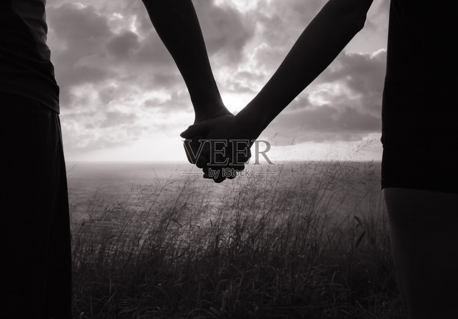 一对夫妇手牵手的剪影的黑白图像