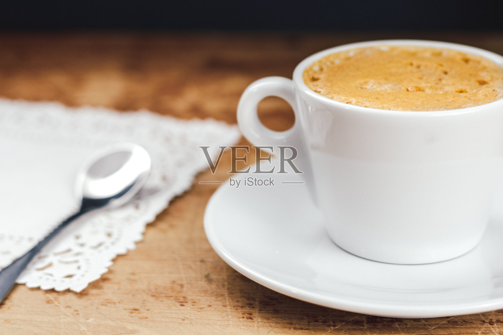 咖啡杯放在木桌上照片摄影图片