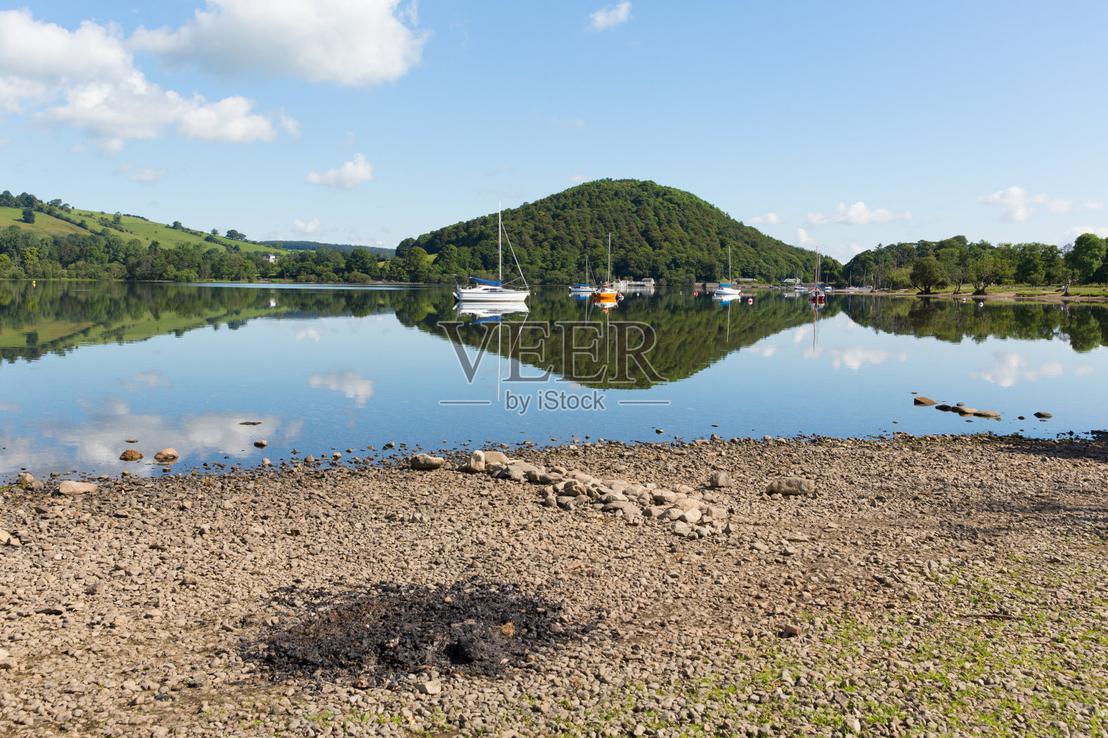 湖边的烧烤灰烬，宁静的夏日清晨照片摄影图片