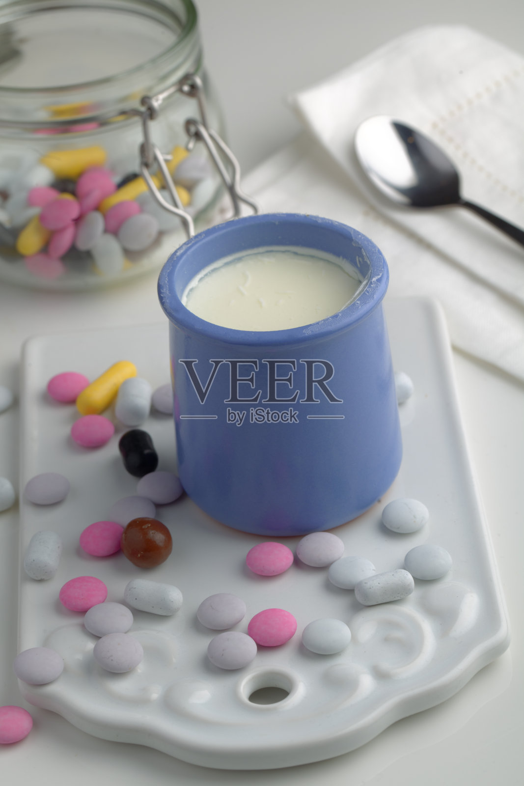 香草酸奶加糖果照片摄影图片