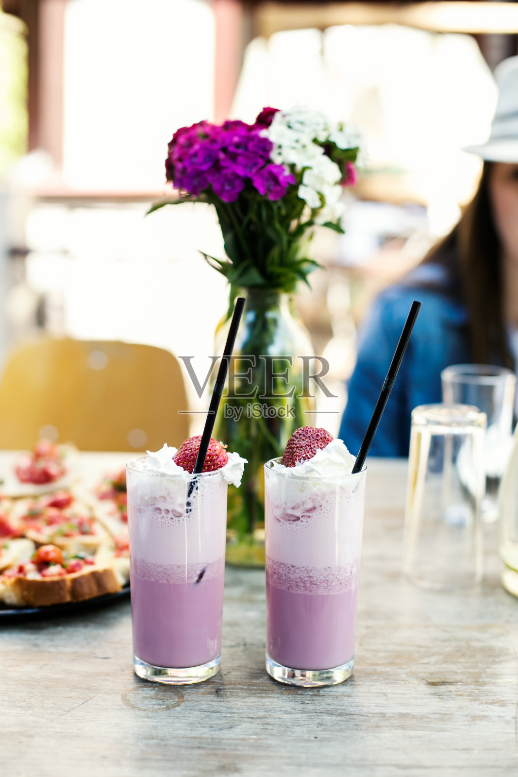 吸管草莓奶昔照片摄影图片