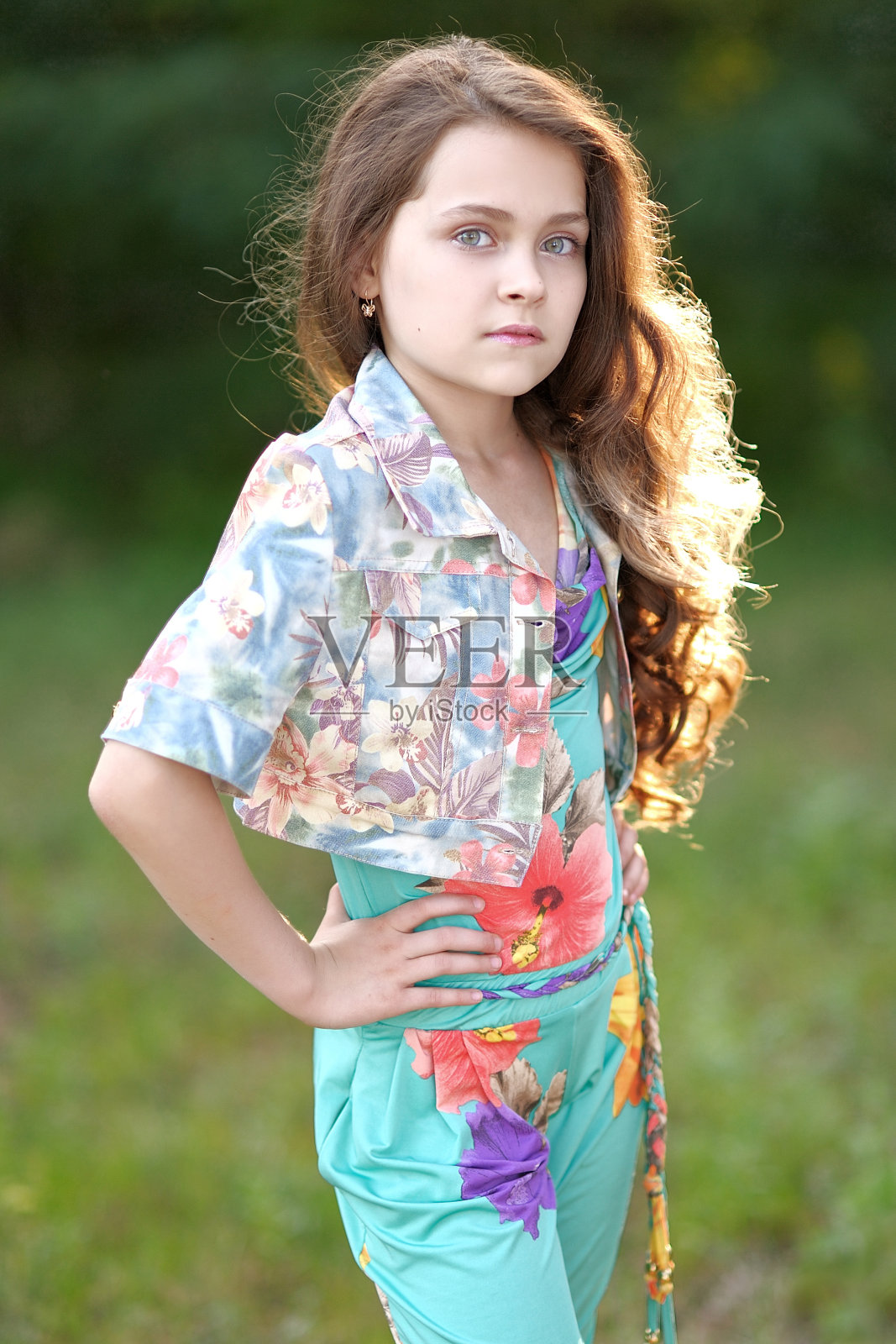 一个美丽的时尚女孩的肖像照片摄影图片