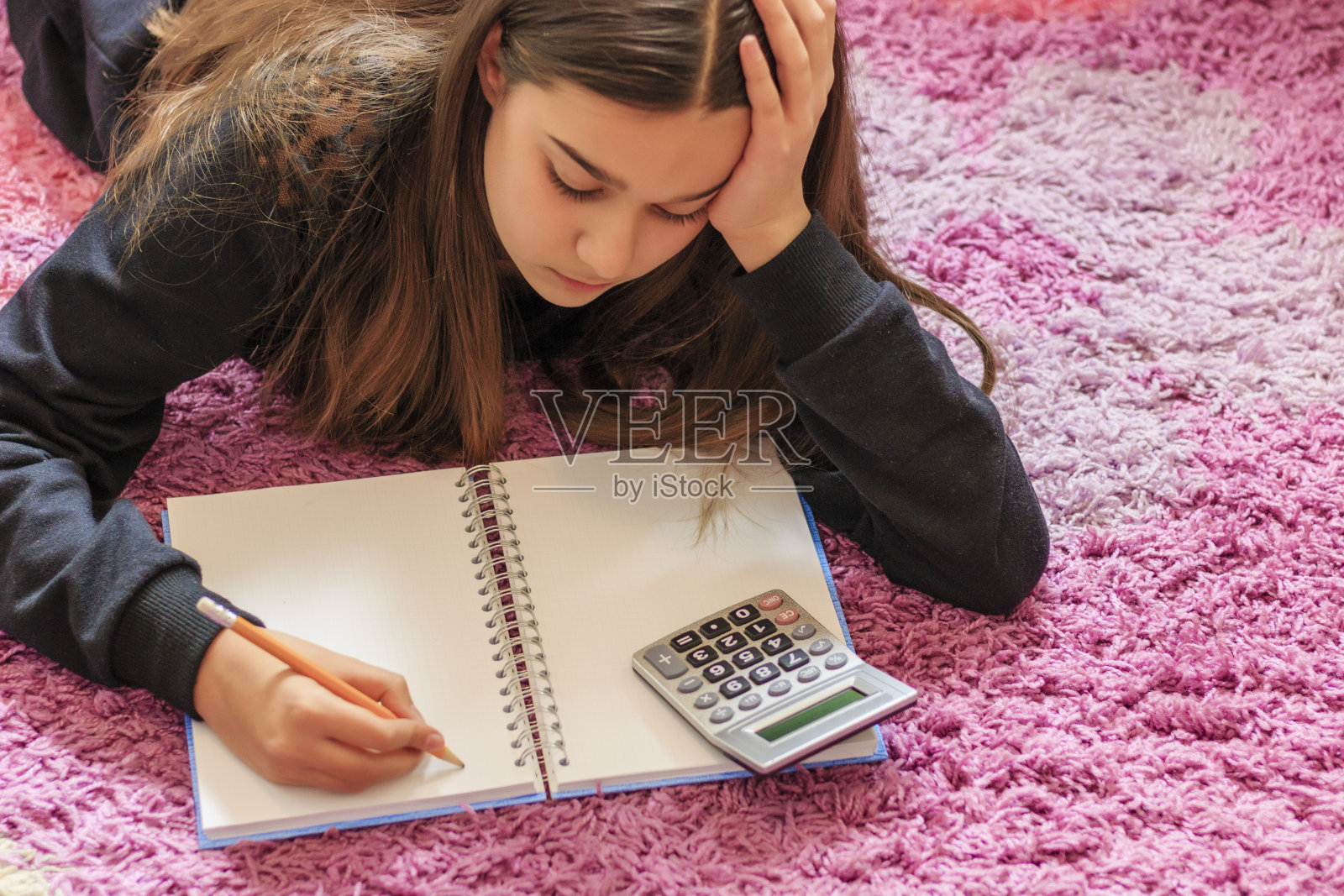 十几岁的女孩在做学校作业照片摄影图片