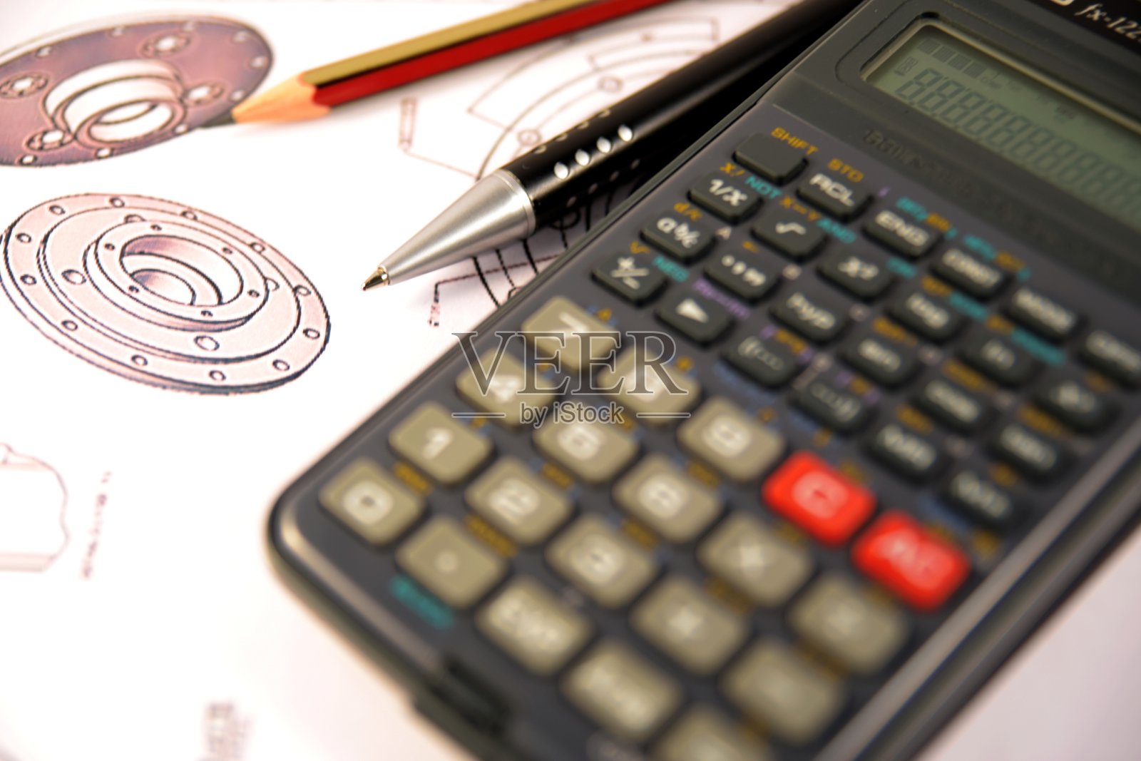 科学计算器，钢笔和铅笔在工程制图地图照片摄影图片