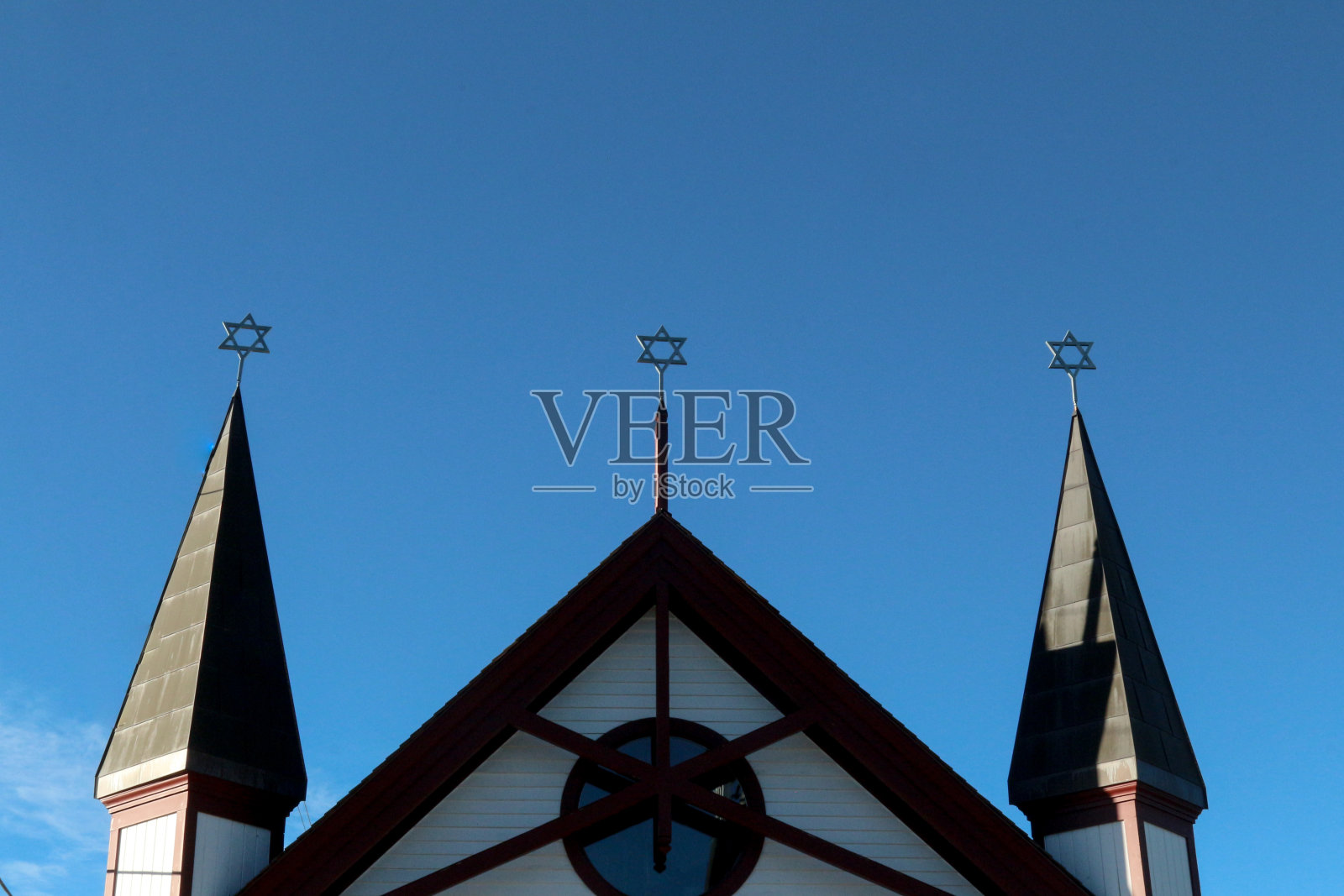 科罗拉多州莱德维尔一座犹太教堂的顶部，有三个尖顶照片摄影图片