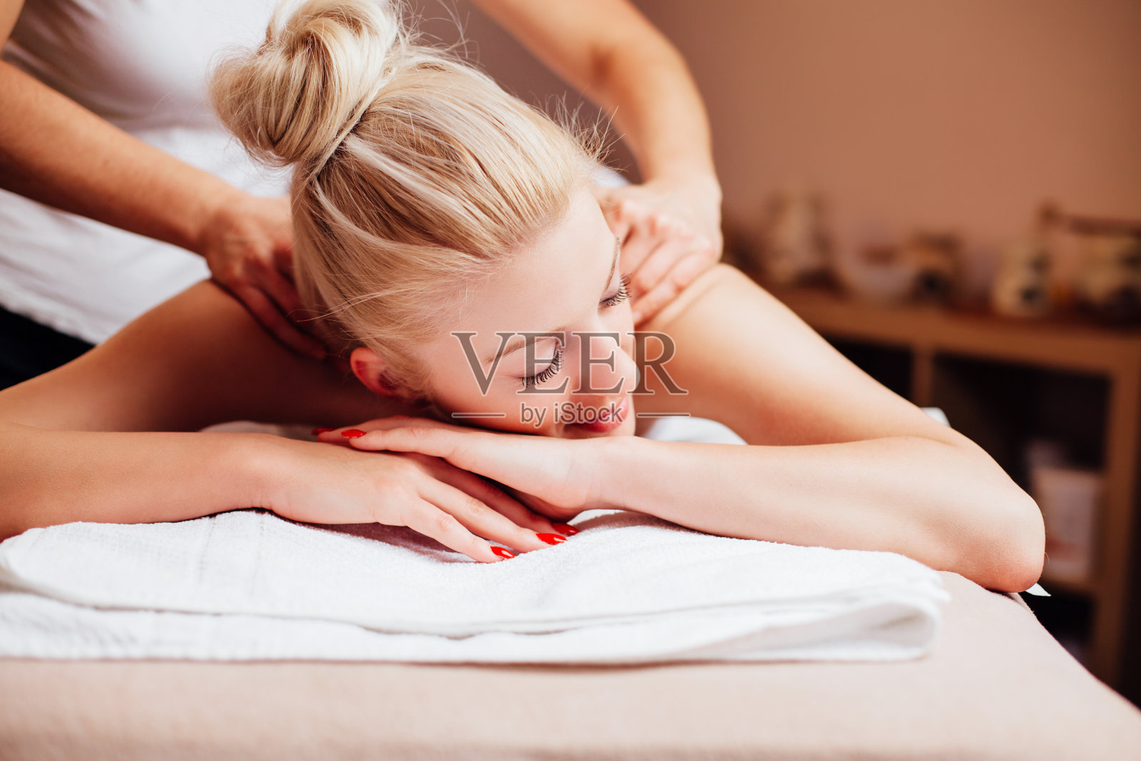 Maseeur放松的触摸照片摄影图片