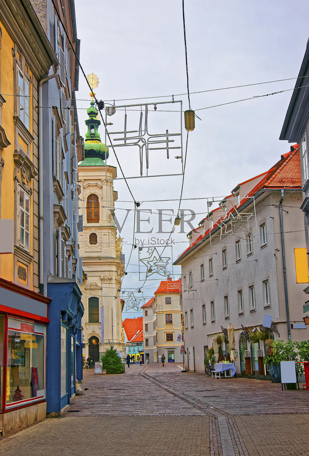 以教堂为背景装饰的街道照片摄影图片