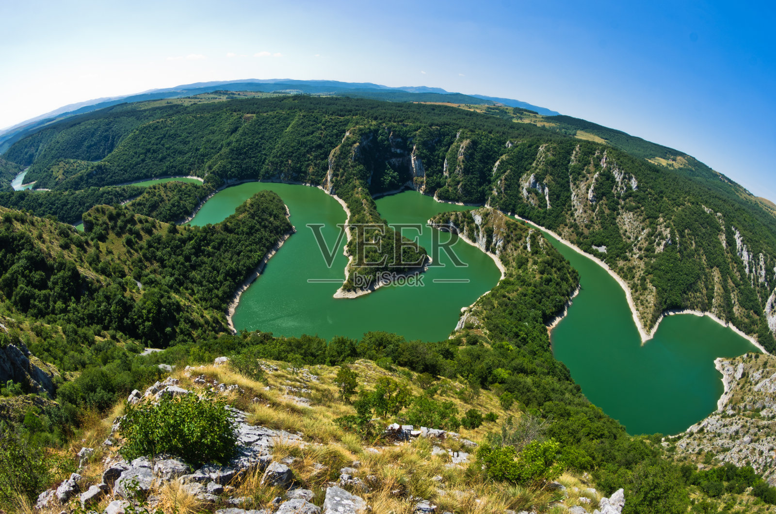 阳光明媚的早晨，在乌瓦克峡谷的岩石河上蜿蜒行走照片摄影图片