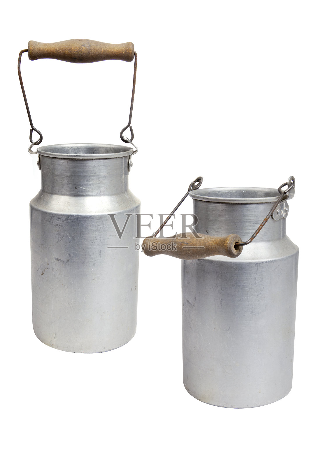 两个怀旧的旧牛奶罐，孤立的照片摄影图片