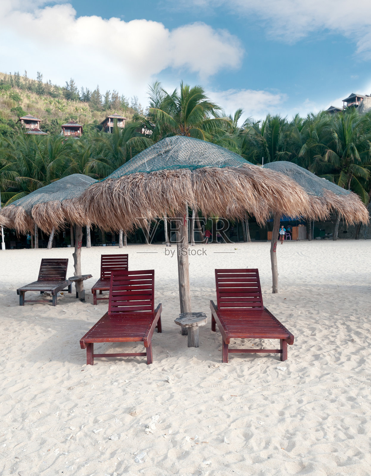 沙滩上的日光浴床和雨伞照片摄影图片