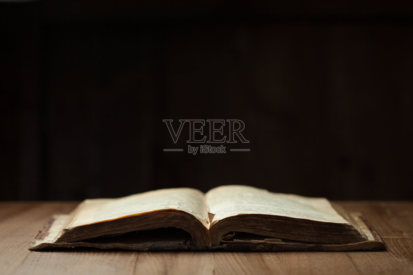 木制背景上的旧圣经的图像照片摄影图片