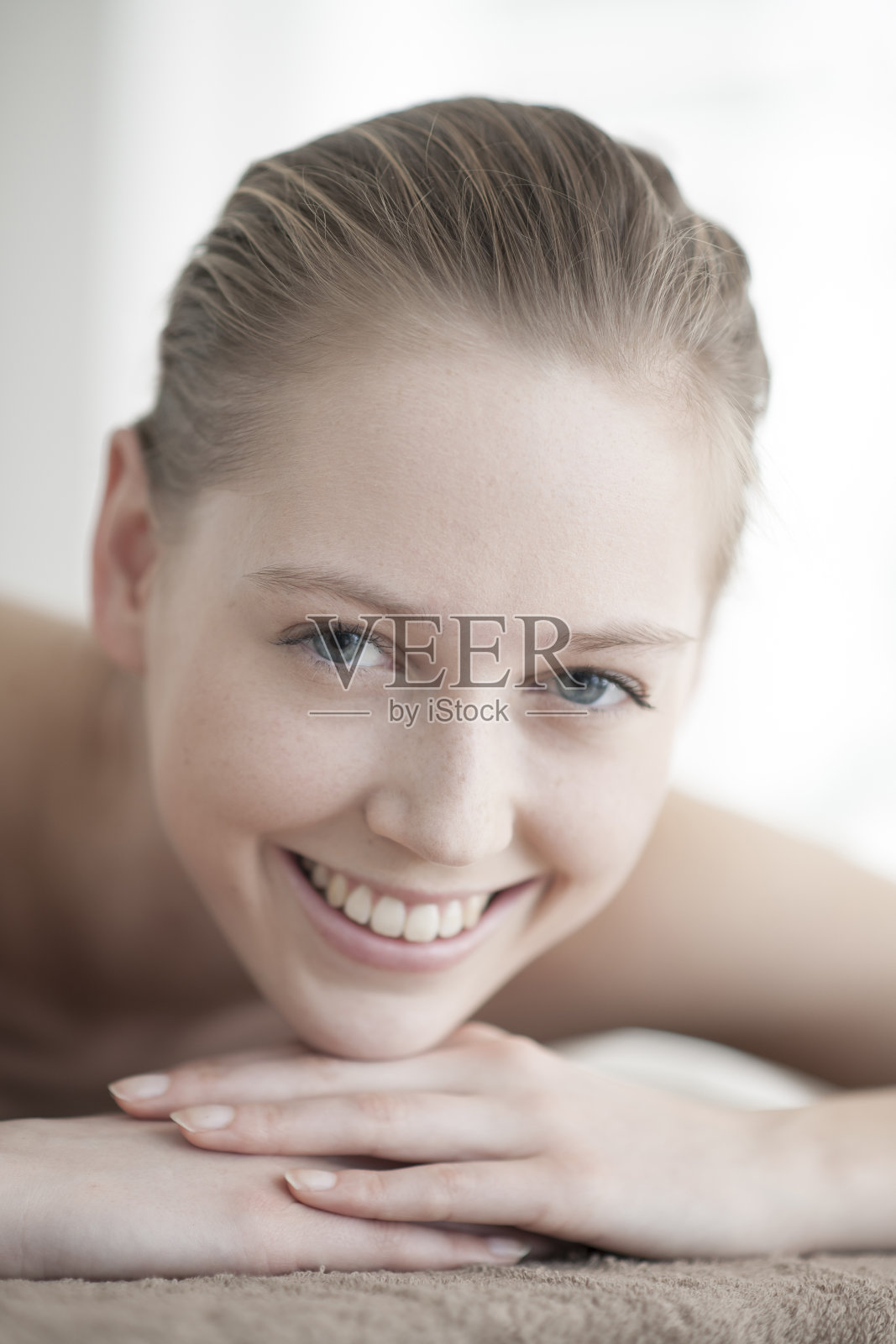 一个年轻女子躺在按摩床上的特写镜头照片摄影图片