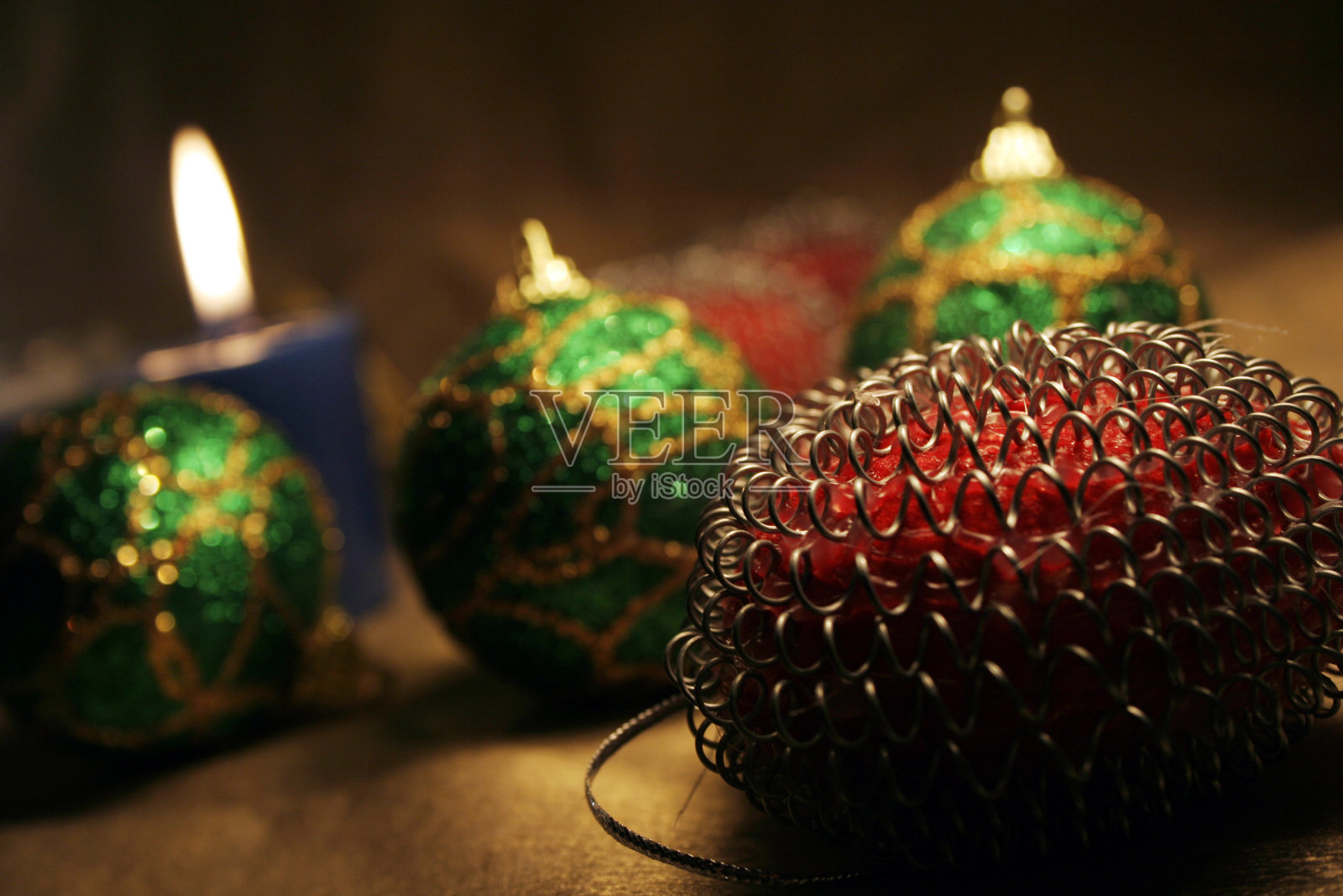 圣诞球及蜡烛照片摄影图片