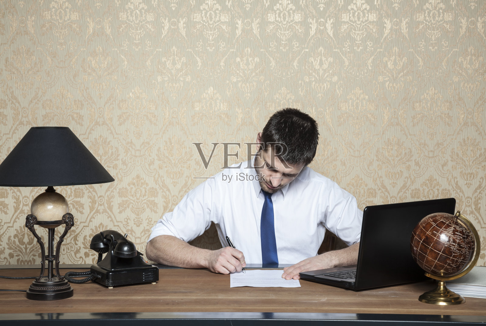 商人签了一份新合同照片摄影图片