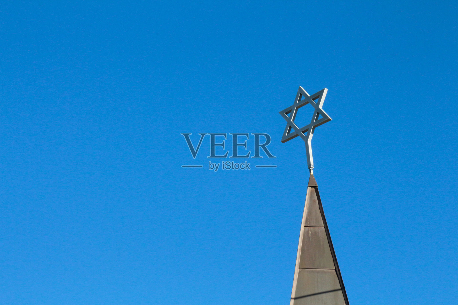 神庙的尖塔，上面有大卫之星照片摄影图片
