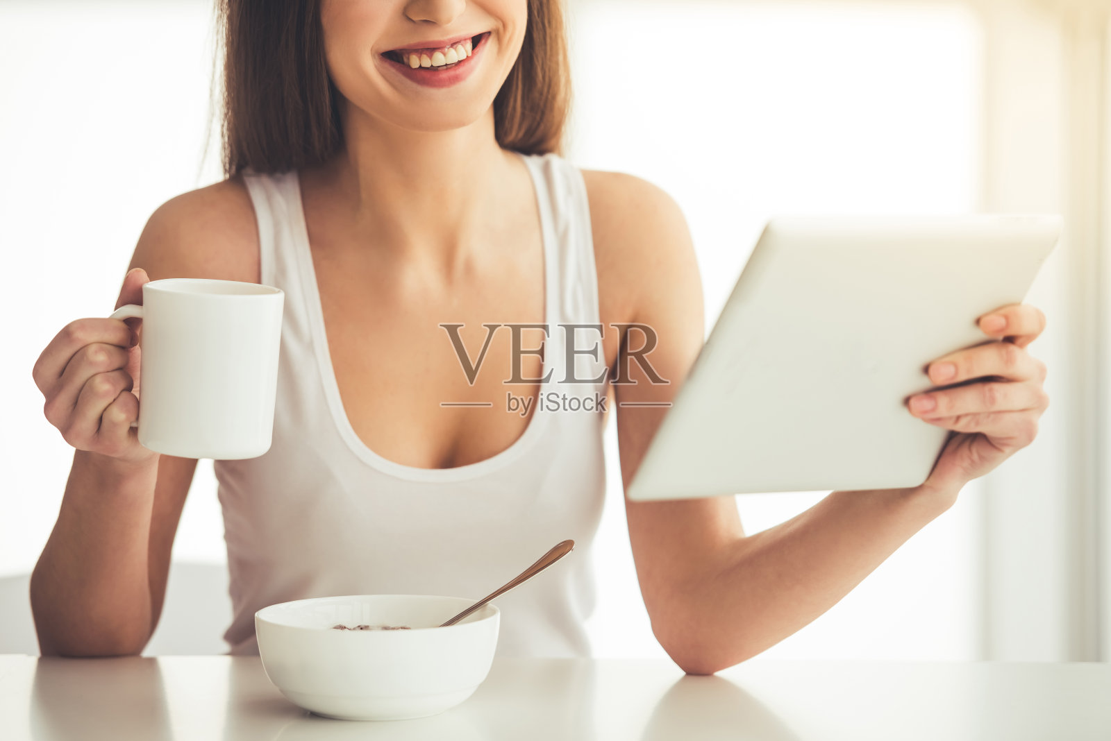 漂亮女孩在家照片摄影图片