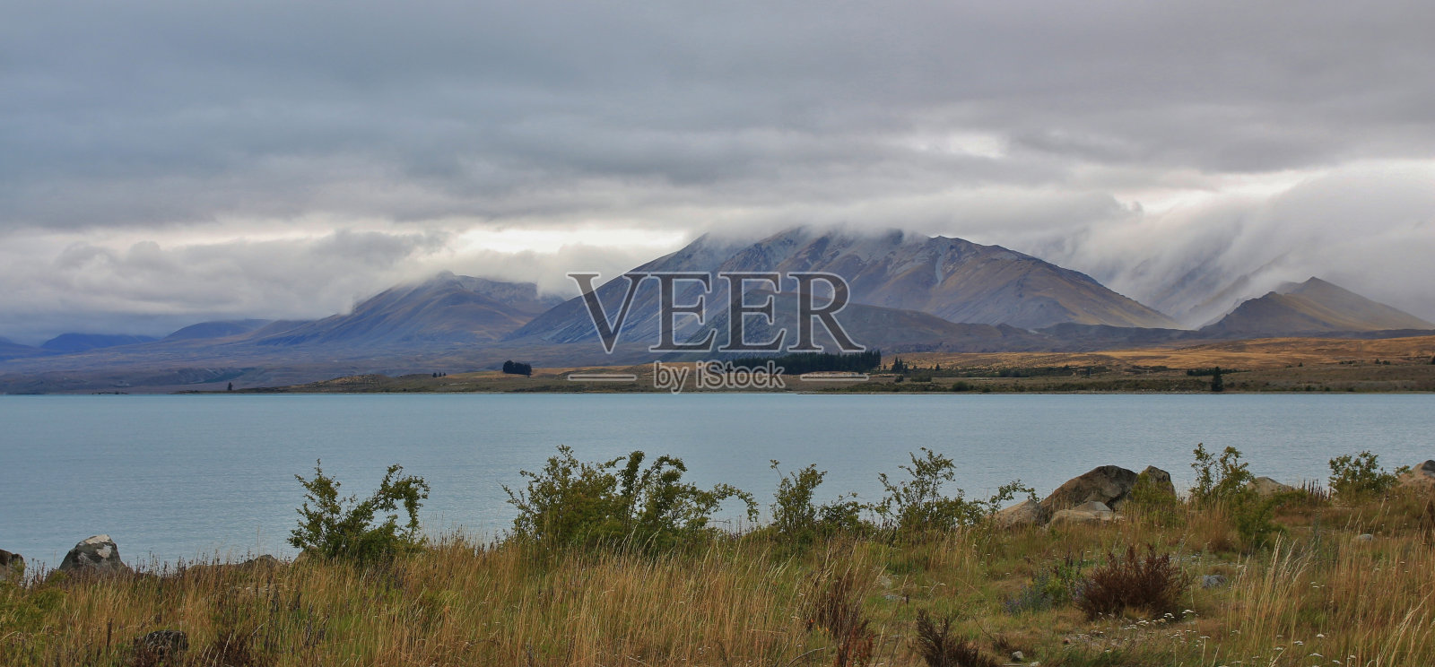特卡波湖上空的穆迪天空照片摄影图片