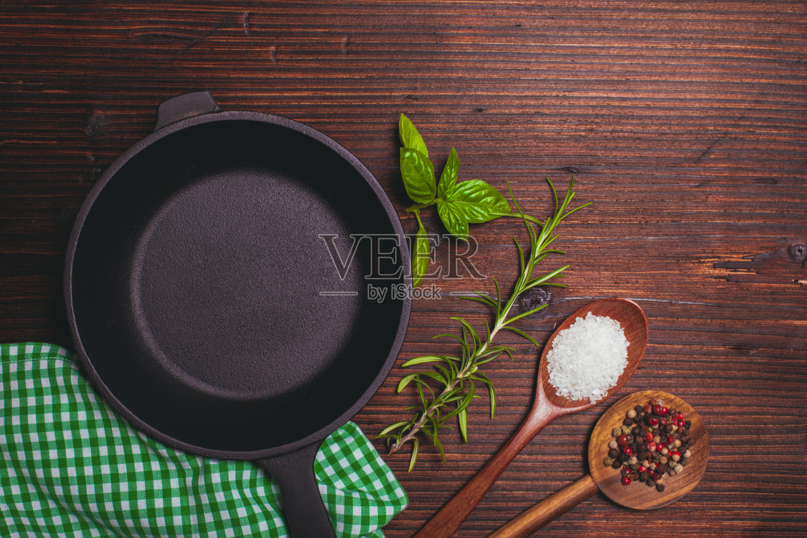 煎锅和香草照片摄影图片
