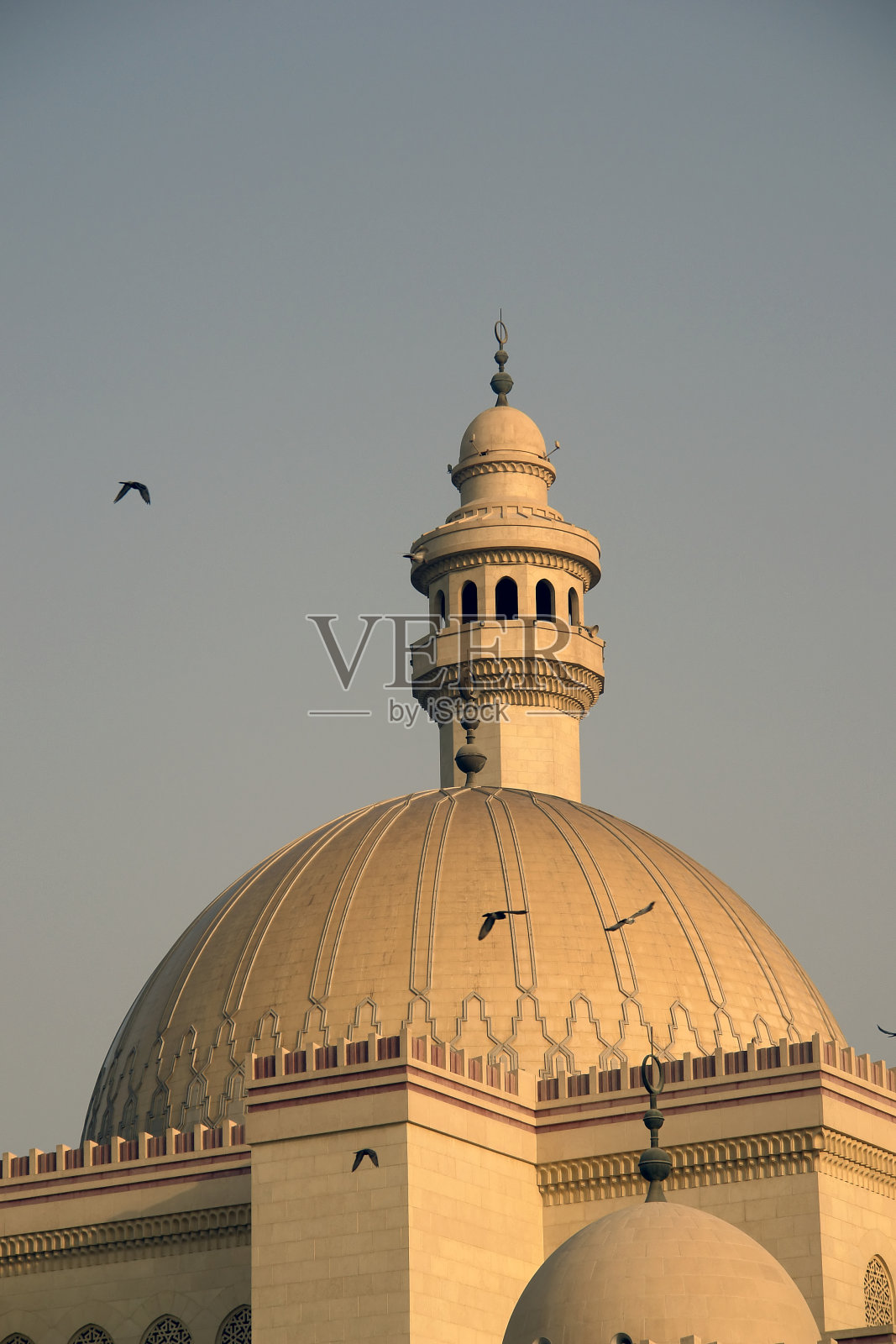 巴林Al-Fateh大清真寺的穹顶和尖塔细节照片摄影图片