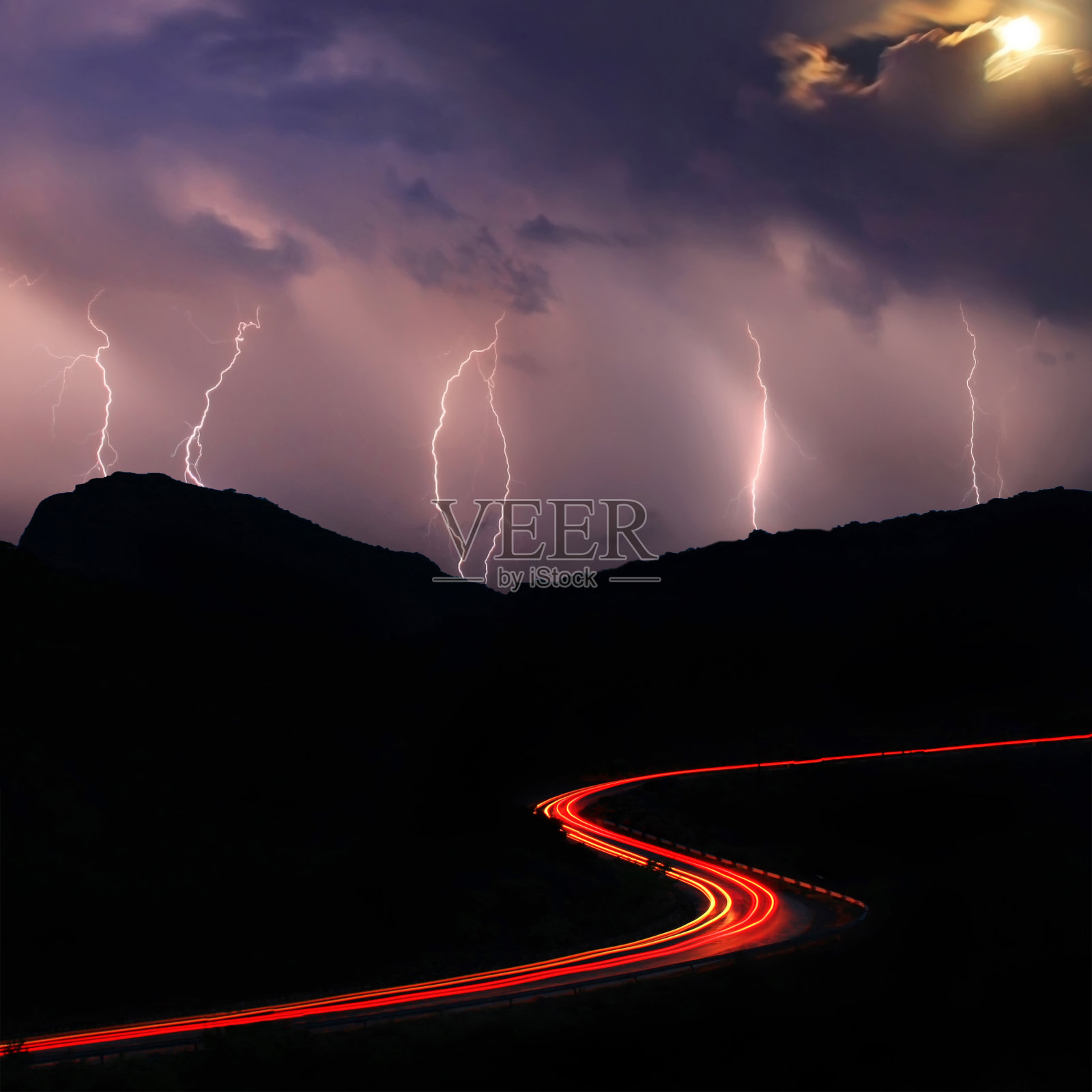 夜间山路上汽车川流不息照片摄影图片