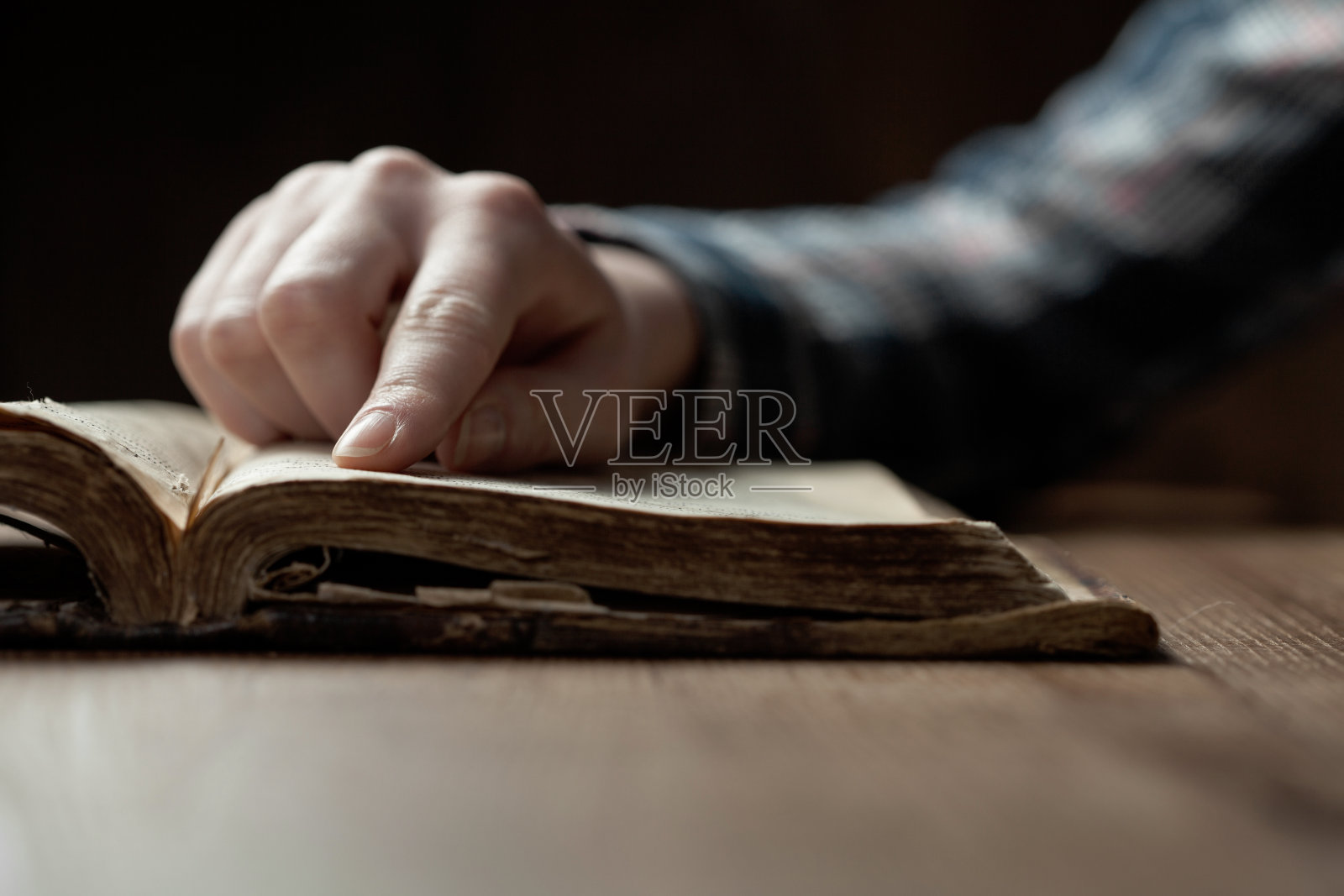 女人的手放在圣经上照片摄影图片