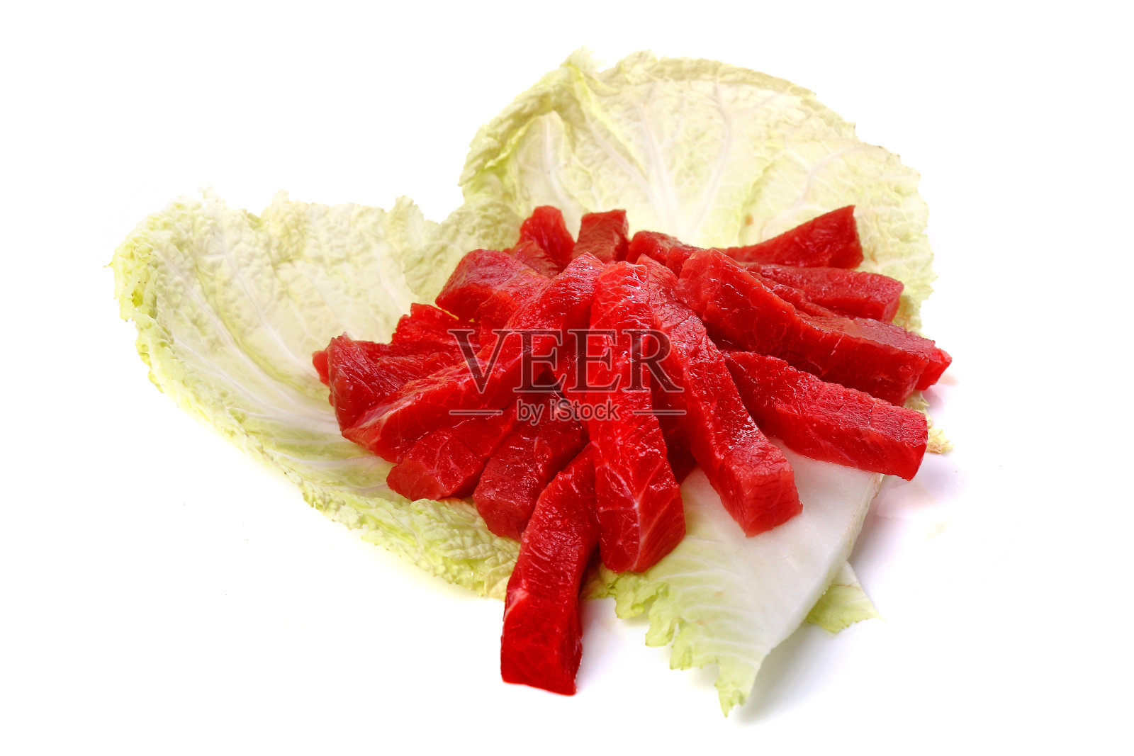 生菜叶上的生肉片照片摄影图片